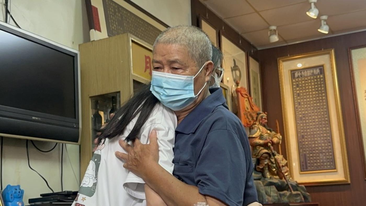 台中市李姓女大生誤信網路徵才廣告，遭詐騙至柬埔寨園區工作，女大生7日返台，聲淚俱下與阿公相擁。 中央社