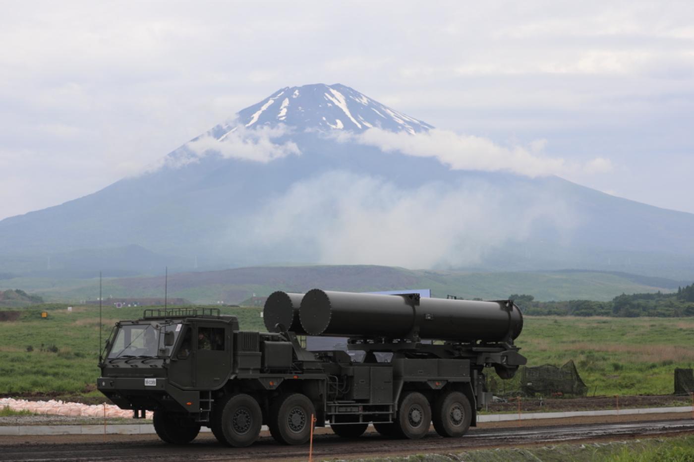 日本陸上自衛隊在境內規模最大的實彈射擊演習「富士綜合火力演習」8日在靜岡縣的東富士演習場舉行。出動戰車、裝甲車等約50輛，各種火砲約60門、飛機約20架。 中央社