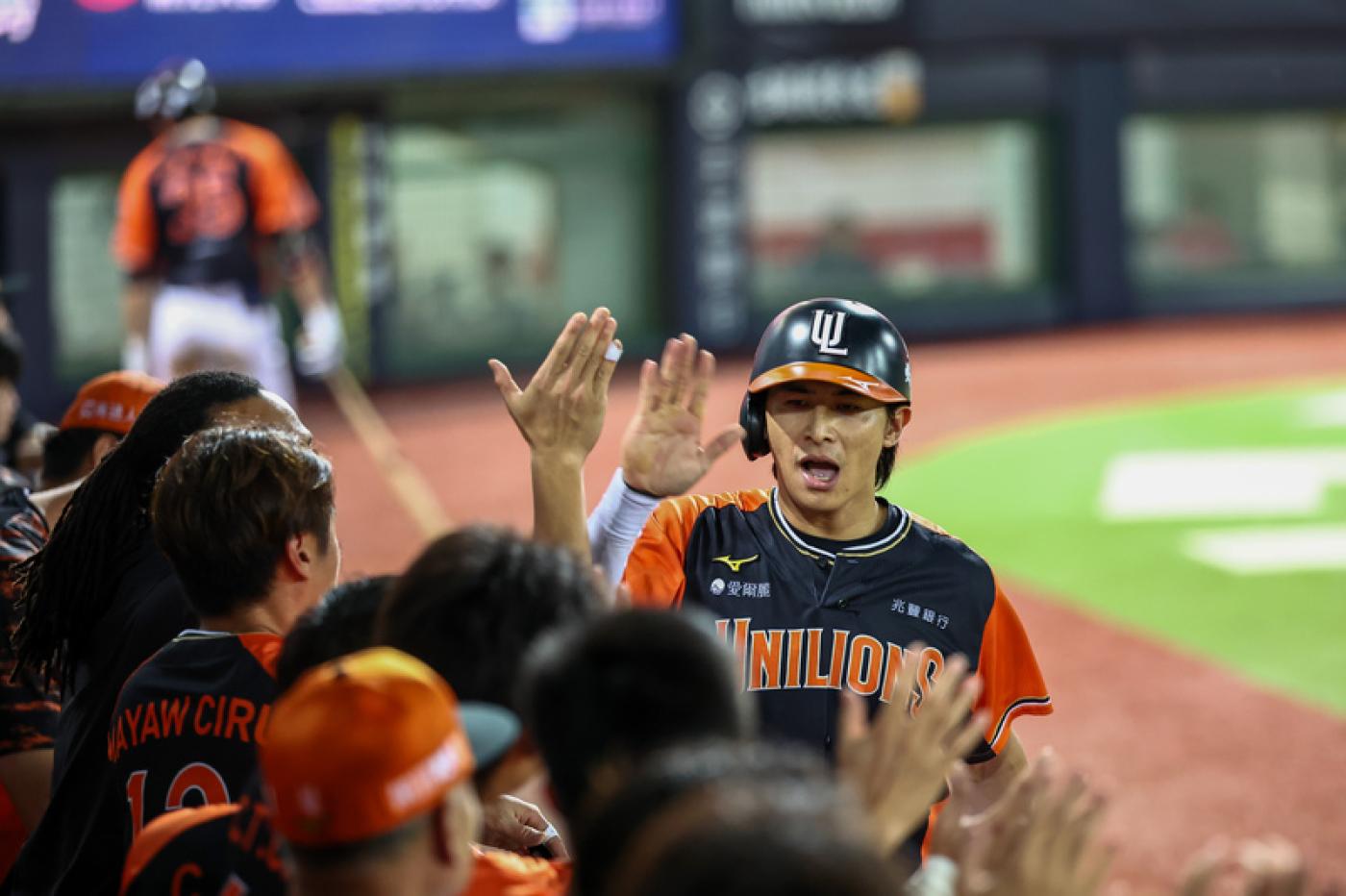 統一獅隊陳傑憲（圖）敲出勝利打點，助隊終場以6比4拿勝，這是自從他宣布要去美國職棒白襪隊擔任開球嘉賓後少見的笑容。 中央社