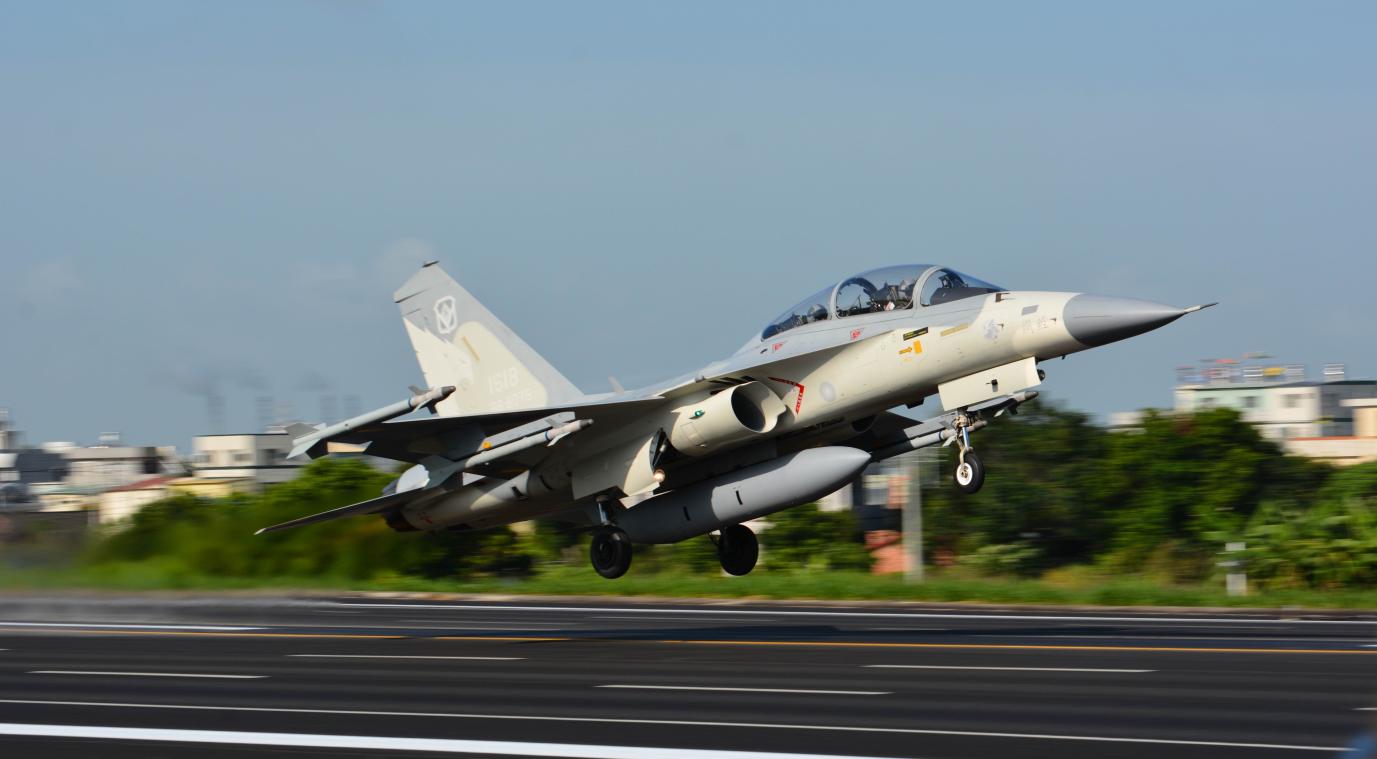 空軍經國號戰機跑道爆胎事件，居然是漢翔公司的疏失。資料照片