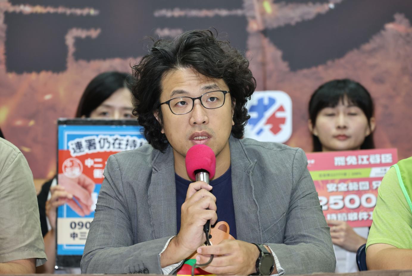 沈伯洋9日質疑，民眾黨提案「以後立委去中國，跟韓國瑜報備」，到底有何意義？資料照片／林啟弘攝