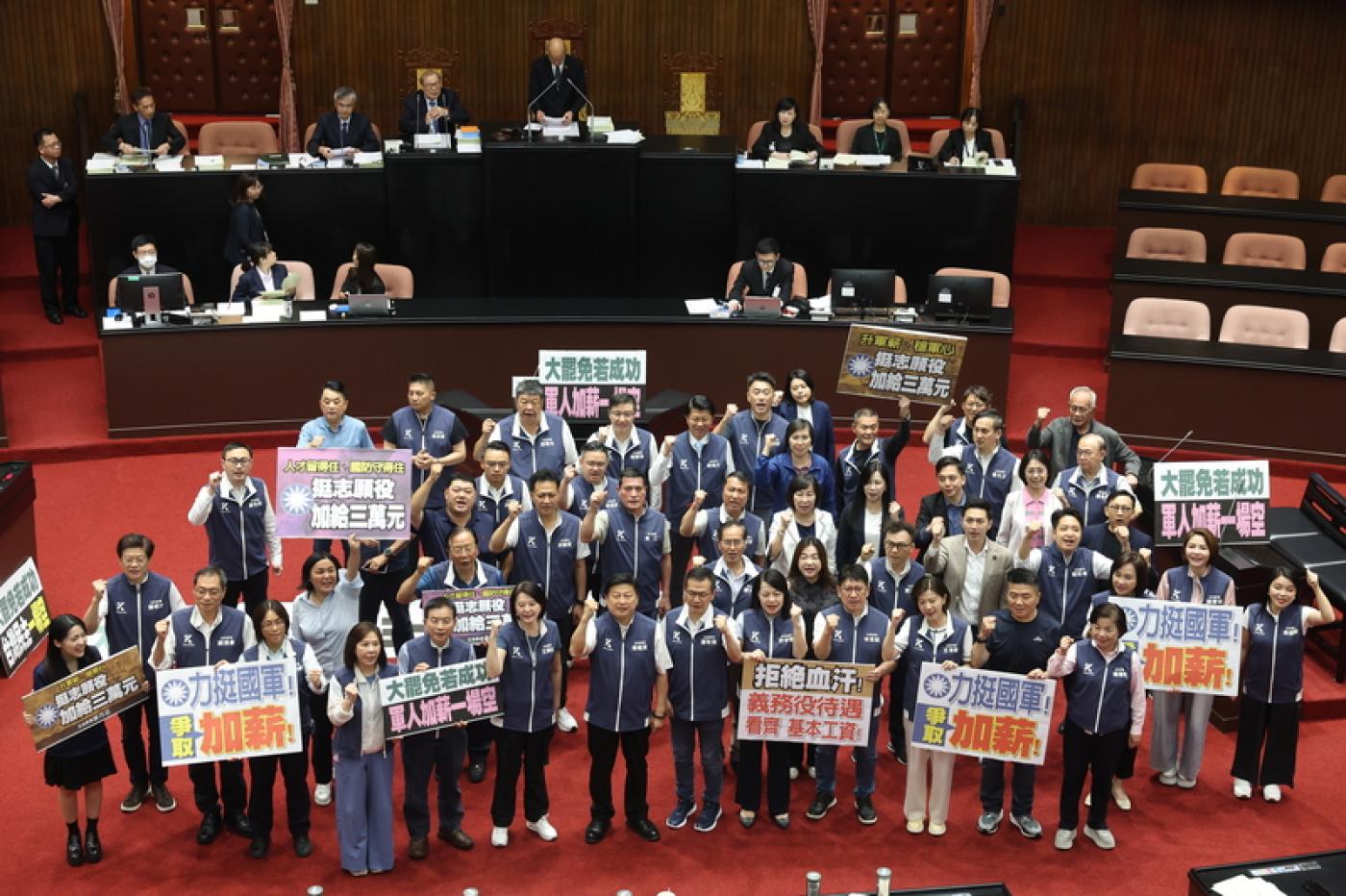 立法院10日通過軍人加薪相關條例，圖為國民黨團在議場內呼口號力挺國軍。中央社
