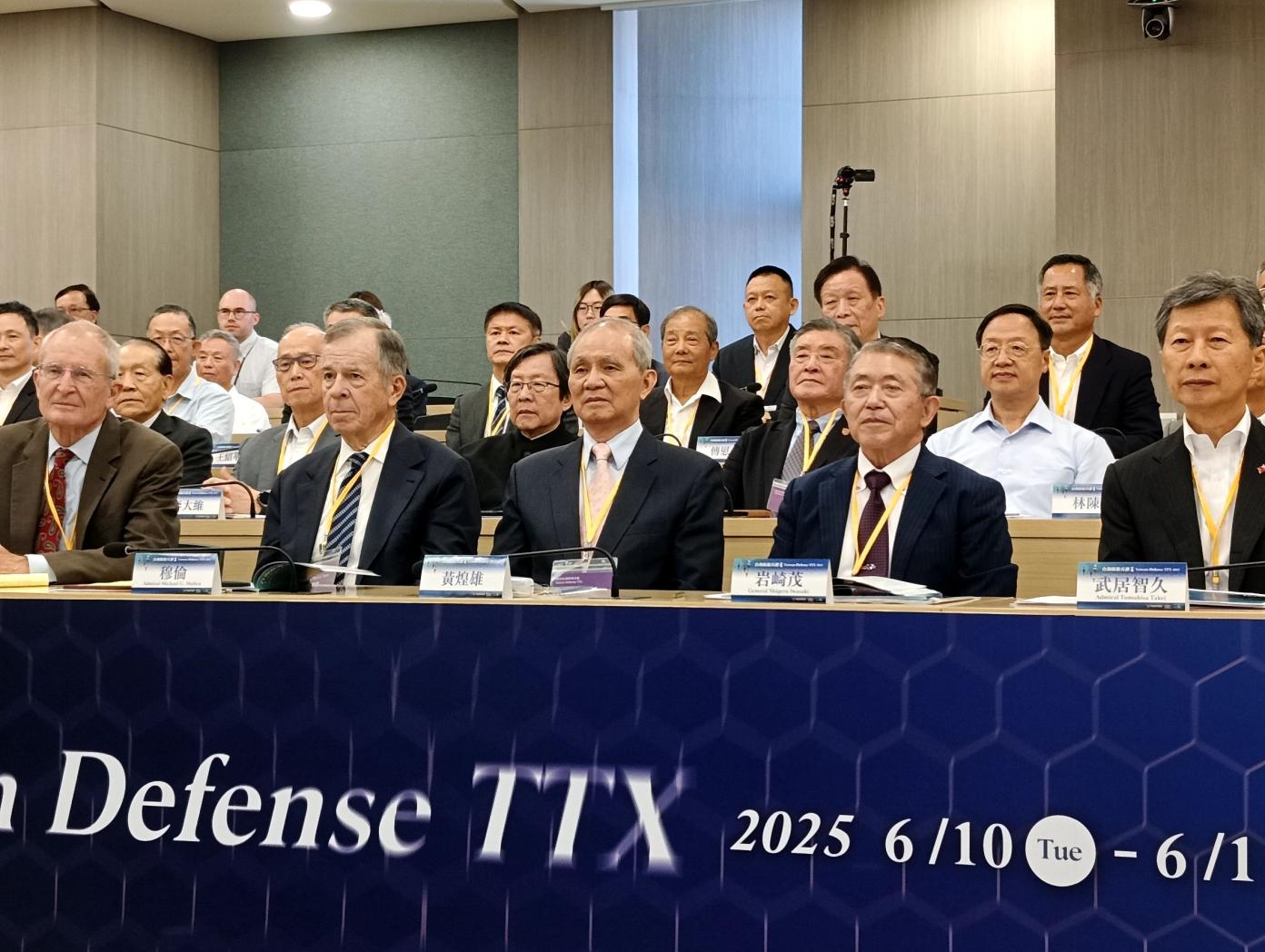 美國前參謀首長聯席會議主席穆倫上將（左二）、前太平洋總司令布萊爾上將（左一）、台北政經學院基金會董事長黃煌雄（圖中）、日本前統合幕僚會議幕僚長岩崎茂上將（右二）、前海上自衛隊幕僚長武居智久上將（右二）均出席「台海防衛兵推）。王烱華攝
