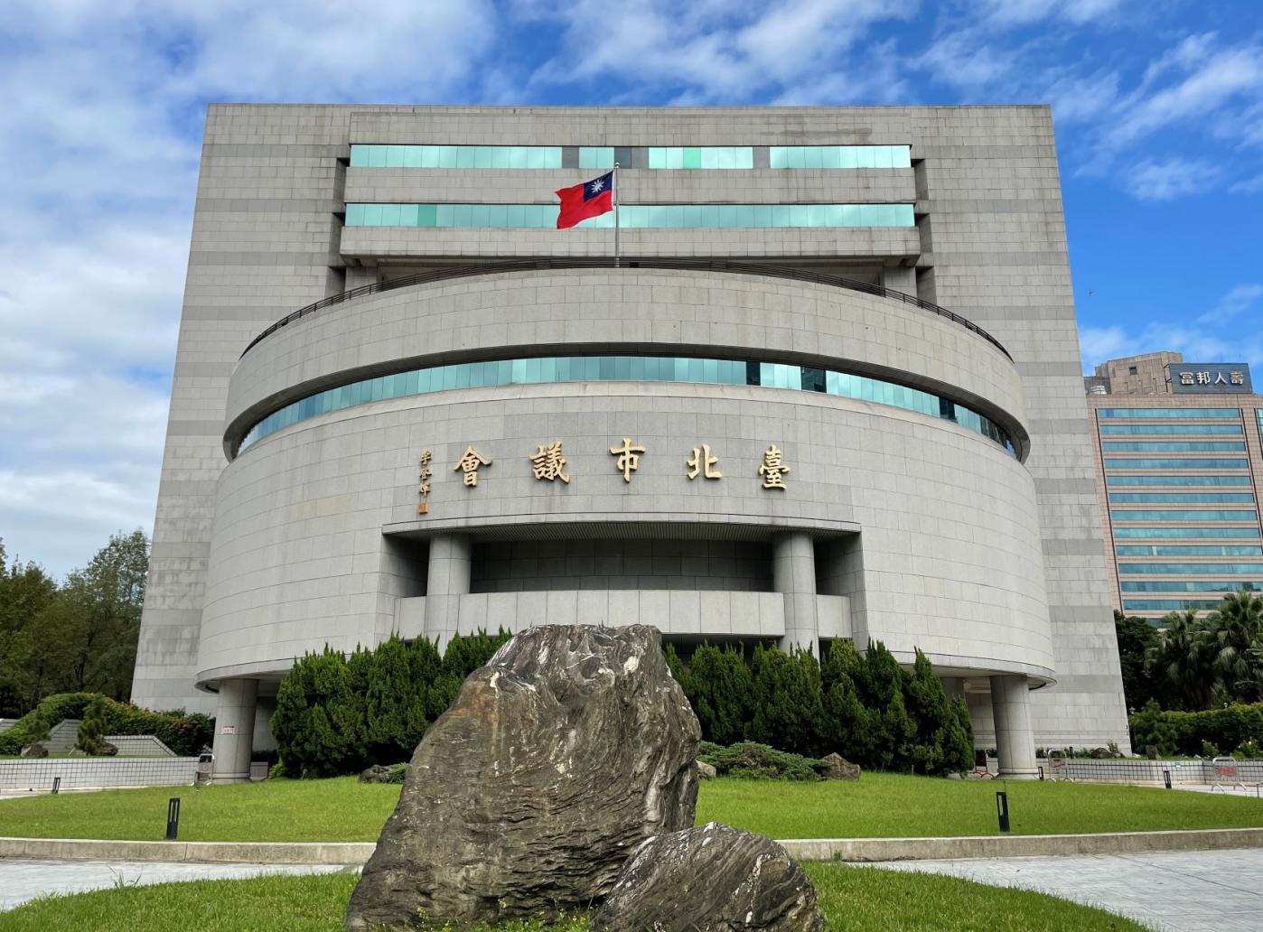 一名藍營台北市議員的助理涉共諜案，調查局10日搜索助理位於台北市議會辦公室位置。資料照片／林啟弘攝