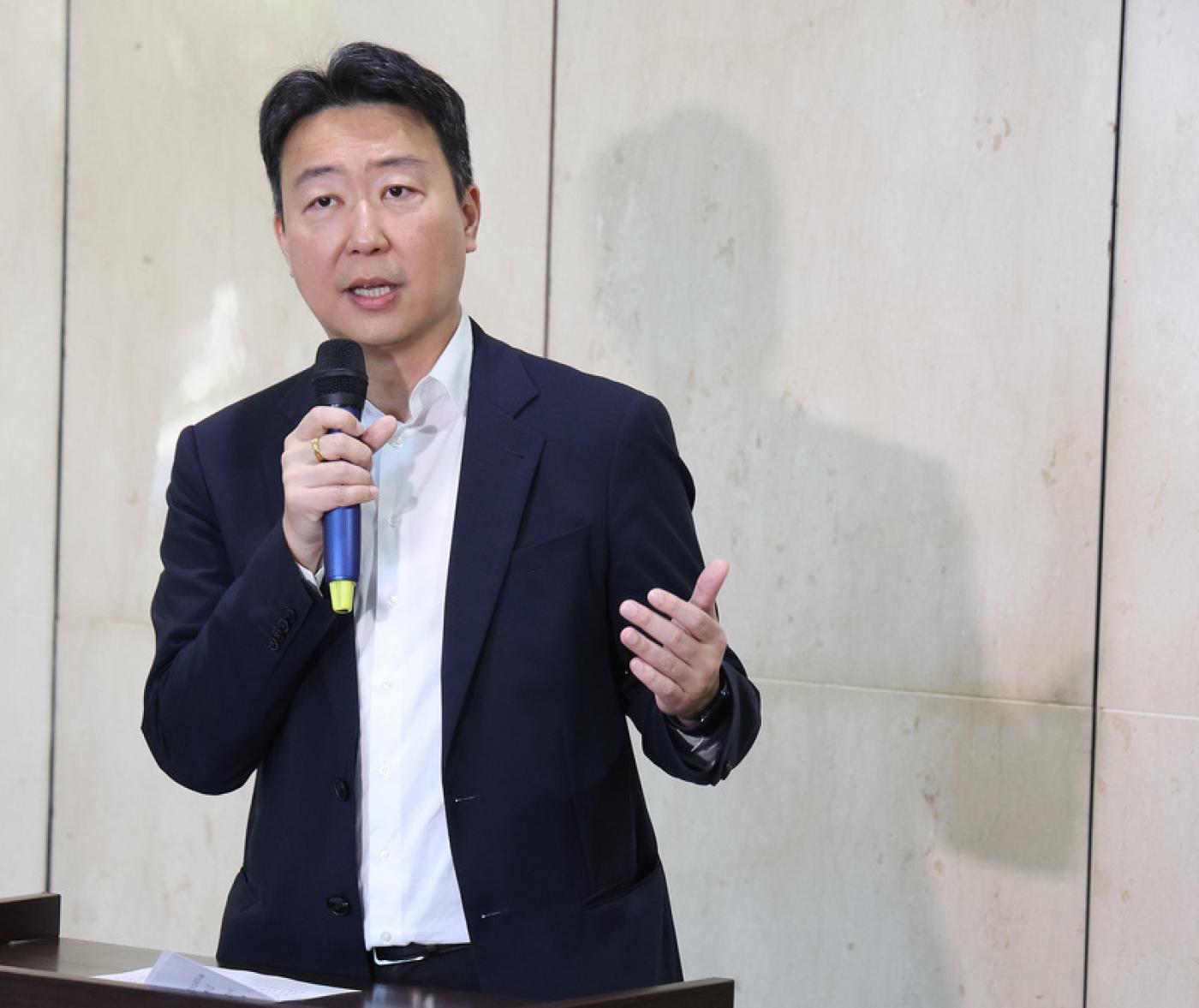 交通部長陳世凱11日下午舉行記者會宣布，史哲出任台灣高鐵董事長，現任高鐵董事長鄭光遠轉任台鐵董事長，前松山文創園區總監陳玉秀接任觀光署長。中央社
