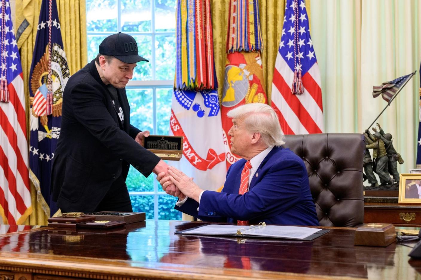 馬斯克5月30日卸下美國政府職務後發文批美國總統川普，事後又刪文道歉。翻攝TheWhiteHouse臉書