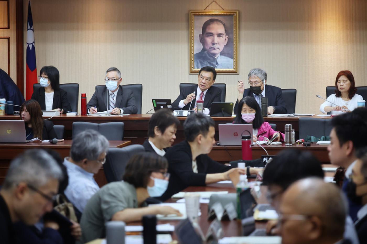 立法院交通委員會12日舉行「我國媒體議價制度立法」公聽會，數發部堅定支持新聞有價，希望年底前提出對案。立法院交通委員會輪值召委、民眾黨立委林國成（中）則說，不會等到年底才排案審查，要求數發部速提版本。中央社