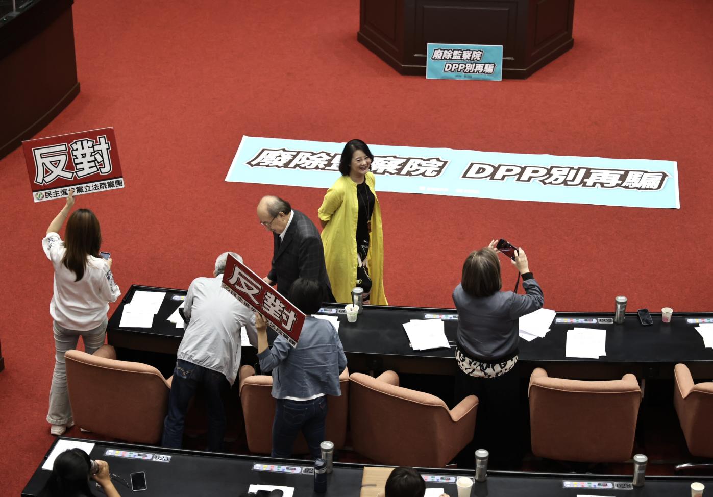 藍白聯手，以人數優勢通過變更議程，將民眾黨團所提的立院延會至8/31案排入討論事項第二案。林啟弘攝