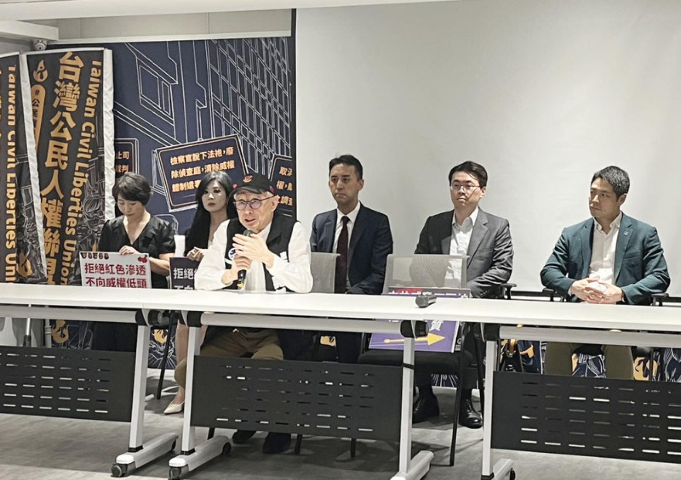 曹興誠（前）13日宣布成立組成「反共律師團」，協助遭法律與人身威脅的罷團。中央社