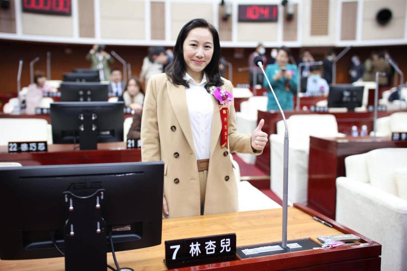 林杏兒接獲陳情，指有一市民在中國出生長大、領有中國身分證甚至還加入共青團，卻仍接到兵單，被要求回來當兵，恐有國安問題。翻攝林杏兒臉書