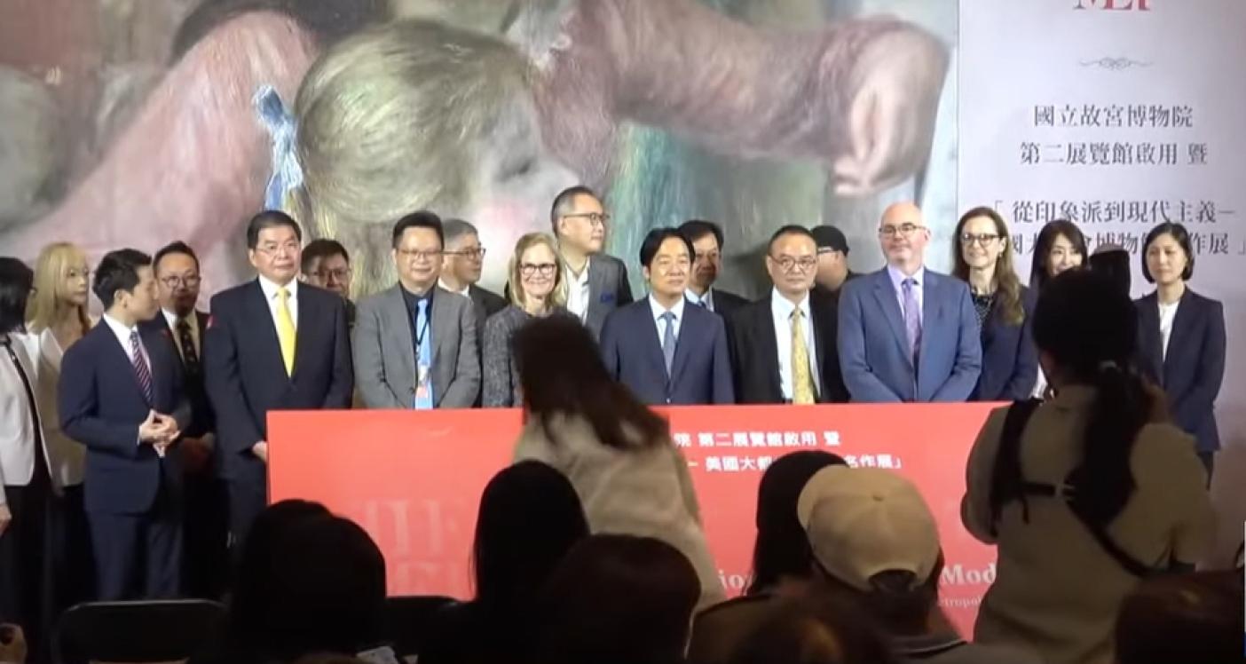 總統賴清德今出席美國大都會博物館典藏展覽開幕記者會，罕見與馬唯中（右一）同框。翻攝畫面