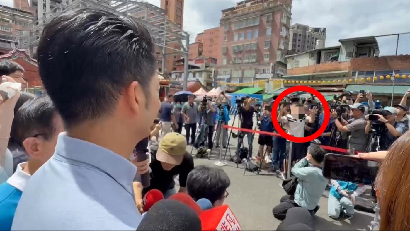 台北市長蔣萬安陪同國民黨立委賴士葆到景美市場掃街宣傳反罷免，卻遭民眾（紅圈處）嗆聲「大罷免大成功」。翻攝畫面