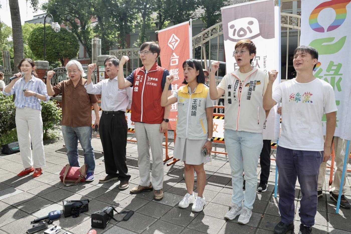 台灣基進、台灣綠黨、時代力量、小民參政歐巴桑聯盟等政黨14日在立法院門口舉行「罷傅來作伙：本土在野政黨首戰傅崐萁」記者會。中央社