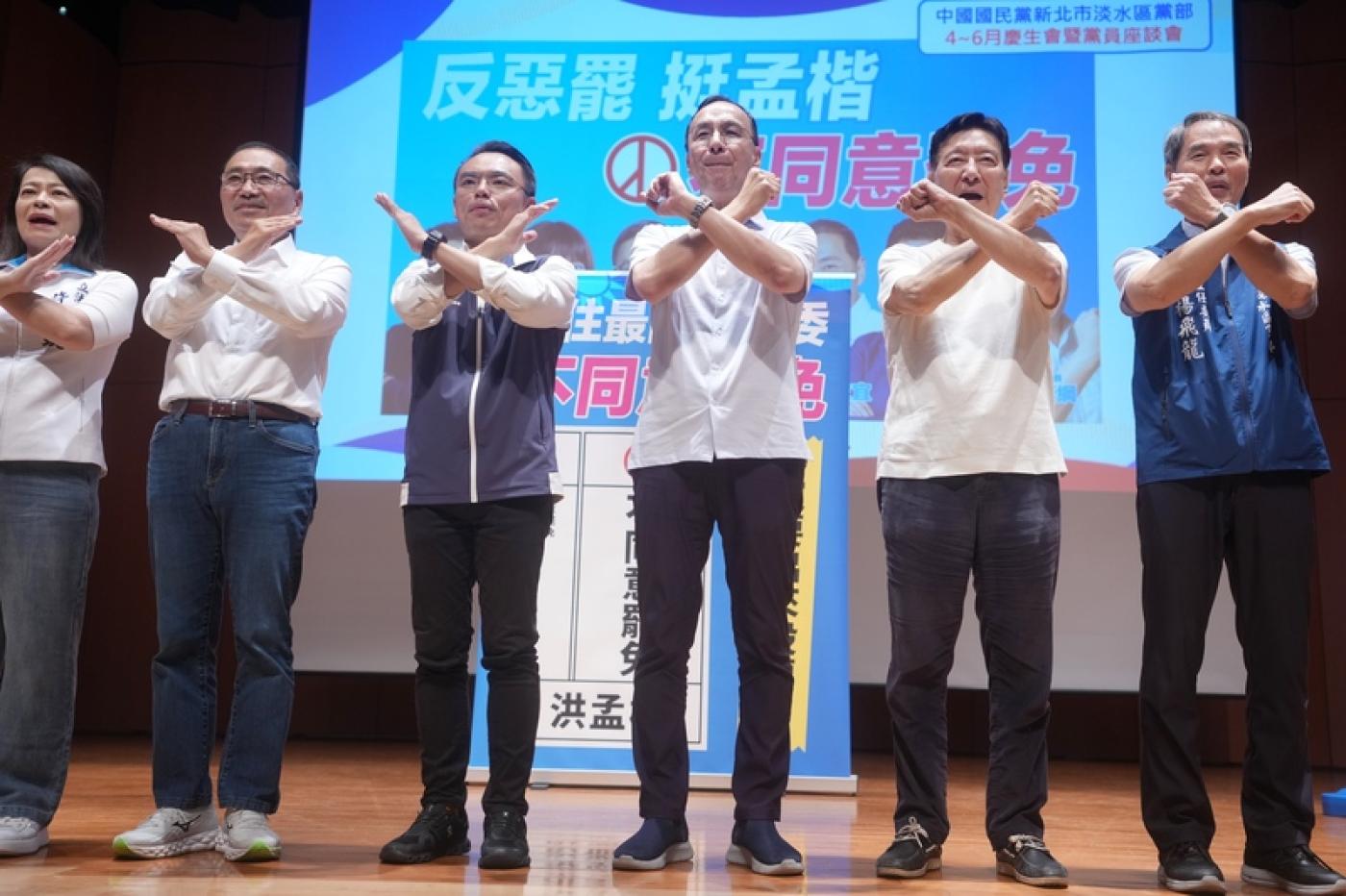 國民黨主席朱立倫（右3）14日與新北市長侯友宜（左2）、中廣前董事長趙少康（右2）比手勢、喊口號力挺國民黨立委洪孟楷（左3）。中央社