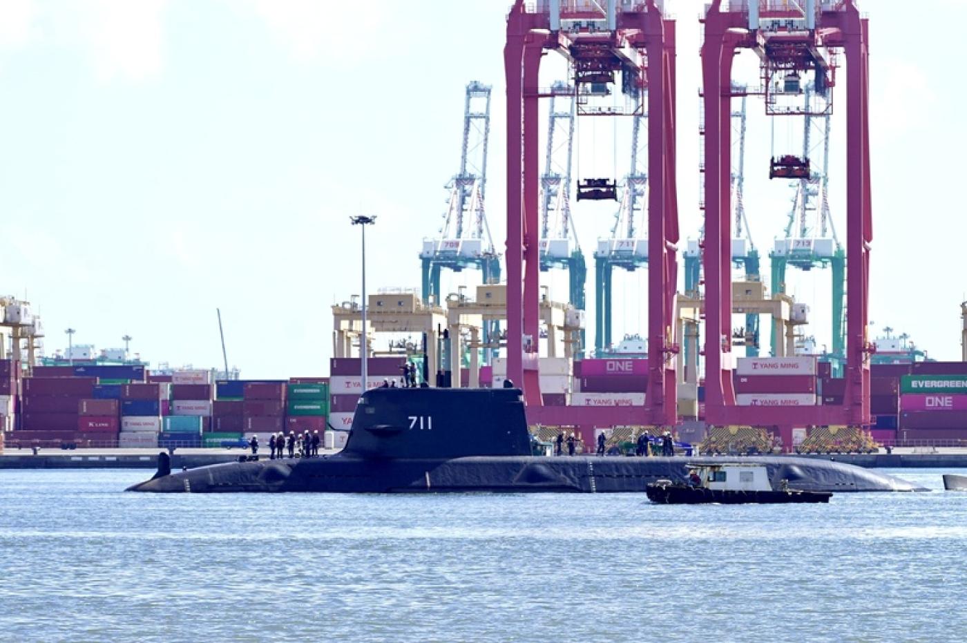 國造潛艦原型艦海鯤艦14日被目擊在高雄港內進行浮航，進行動力與相關系統測試。中央社