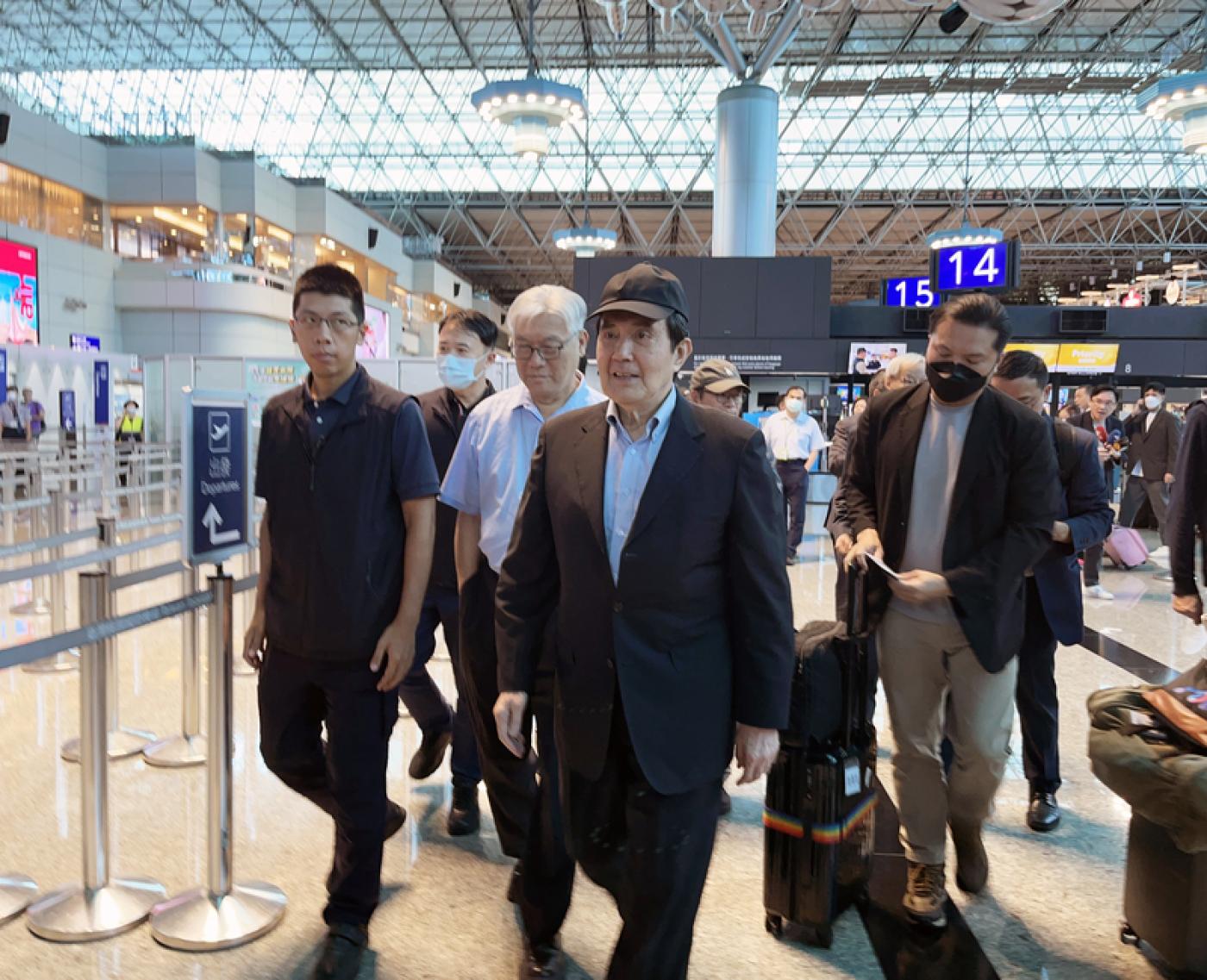 前總統馬英九（前中）14日率「大九學堂」學員訪問中國大陸，他在桃園國際機場表示，希望能夠藉由面對面互動，促進兩岸民間更密切交流。 中央社