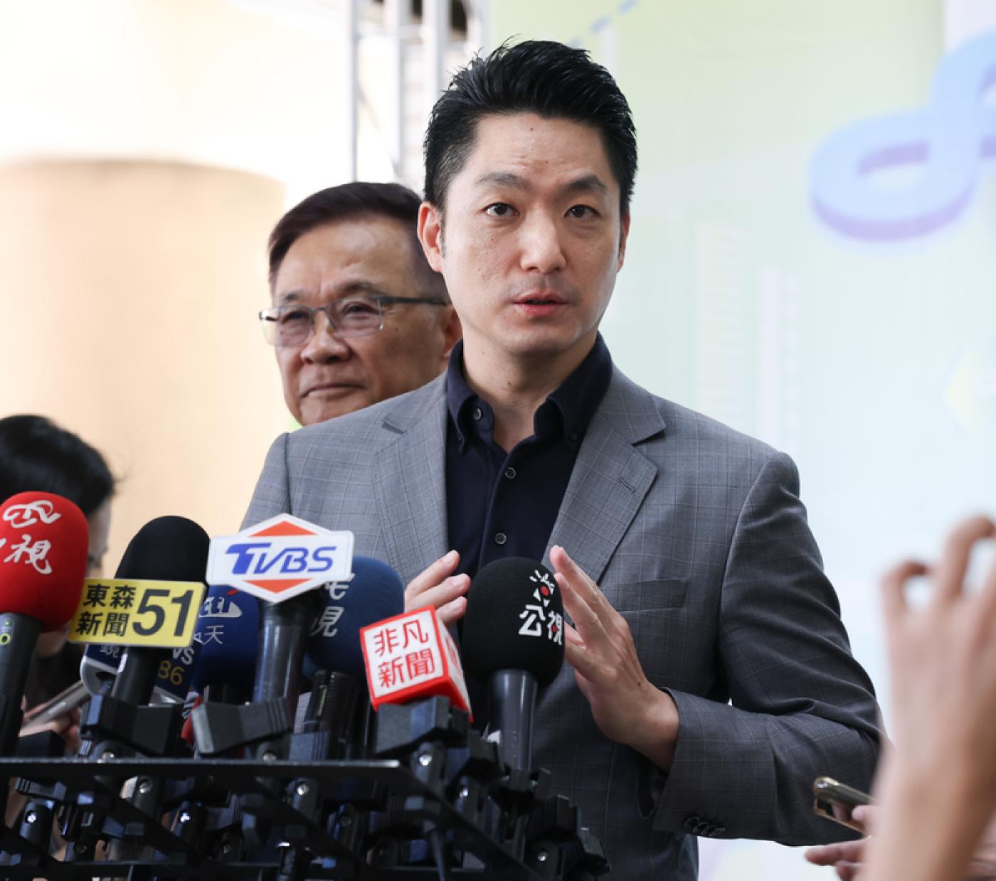 大罷免將邁入第3階段投票，國民黨台北市立委計有5席可能成案。台北市長蔣萬安（前）15日接受媒體聯訪表示，「我們都會堅定的和5位委員站在一起」。 中央社