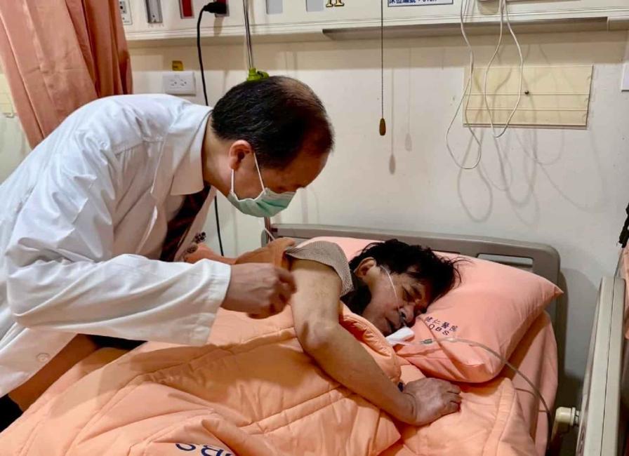 陳水扁PO病床憔悴照　自曝「連續血便」：急切8顆瘜肉等報告