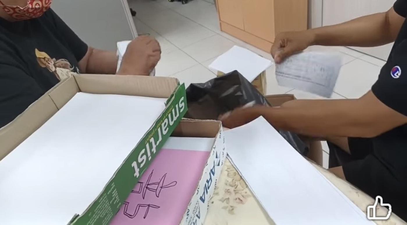 2名志工用手撕方式處理連署書，朱磊說罷團沒錢要黃捷借他一台碎紙機。翻攝罷團臉書