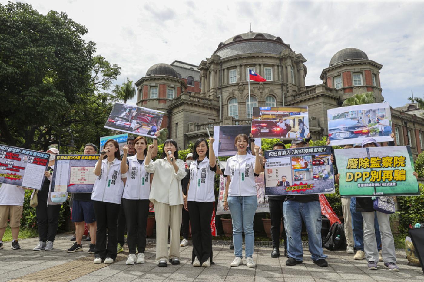 民眾黨今天到監察院前訴求修憲廢監院，點名民進黨完成陳菊當末代院長的心願。中央社
