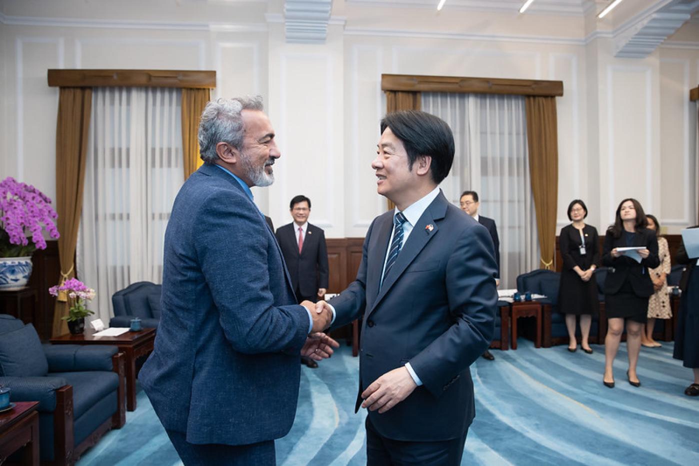 賴清德總統今（16日）接見「美聯邦眾院『國會台灣連線』共同主席貝拉訪問團」。總統府提供
