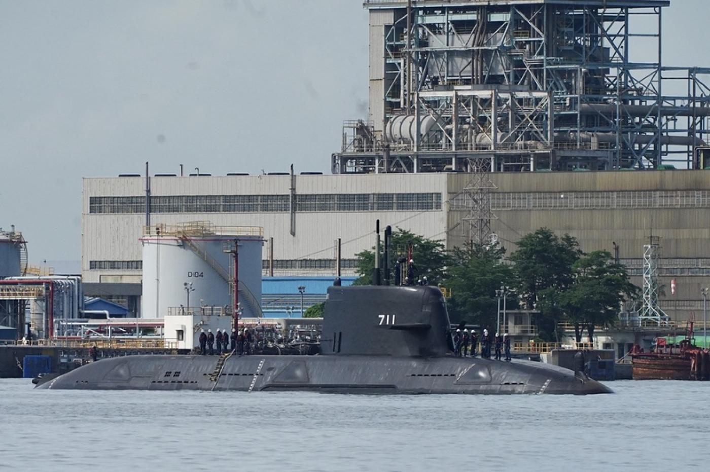 國造潛艦原型艦海鯤艦（圖）17日在高雄港內持續進行浮航，甲板上有超過10名以上技術人員，帆罩上亦有數名人員。 中央社