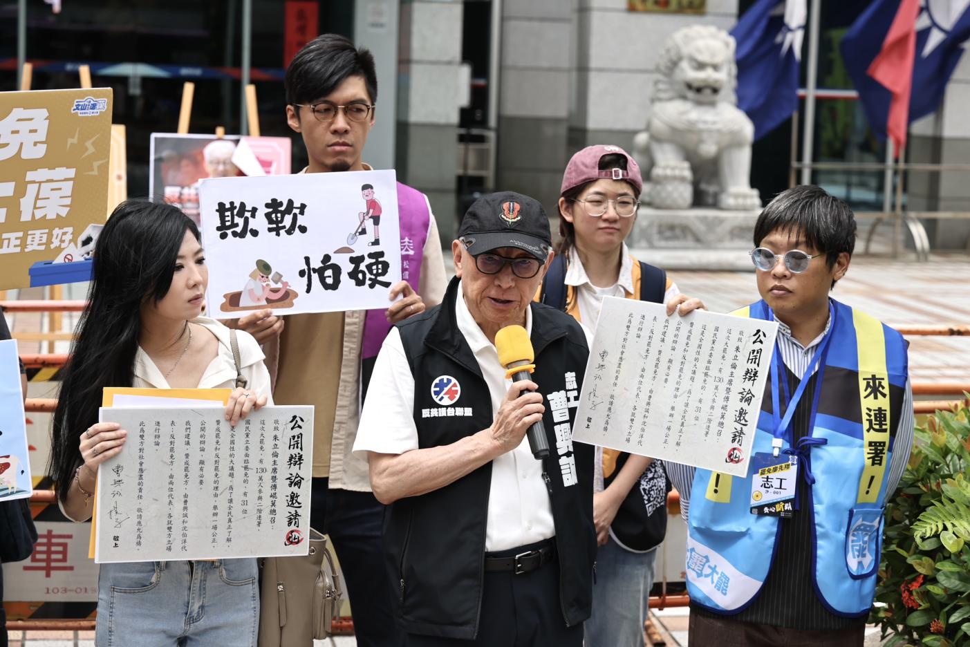 曹興誠17日親赴國民黨中央黨部下辯論戰帖，邀請國民黨主席朱立倫進行大罷免的公開辯論。林啟弘攝