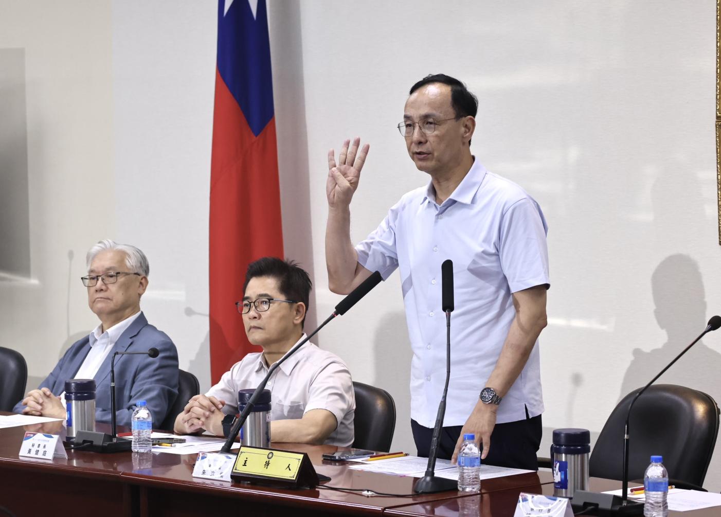 朱立倫18日表示，國民黨掌握，罷藍二階連署一、兩萬件錯偽抄假，檢調都要辦到底。林啟弘攝