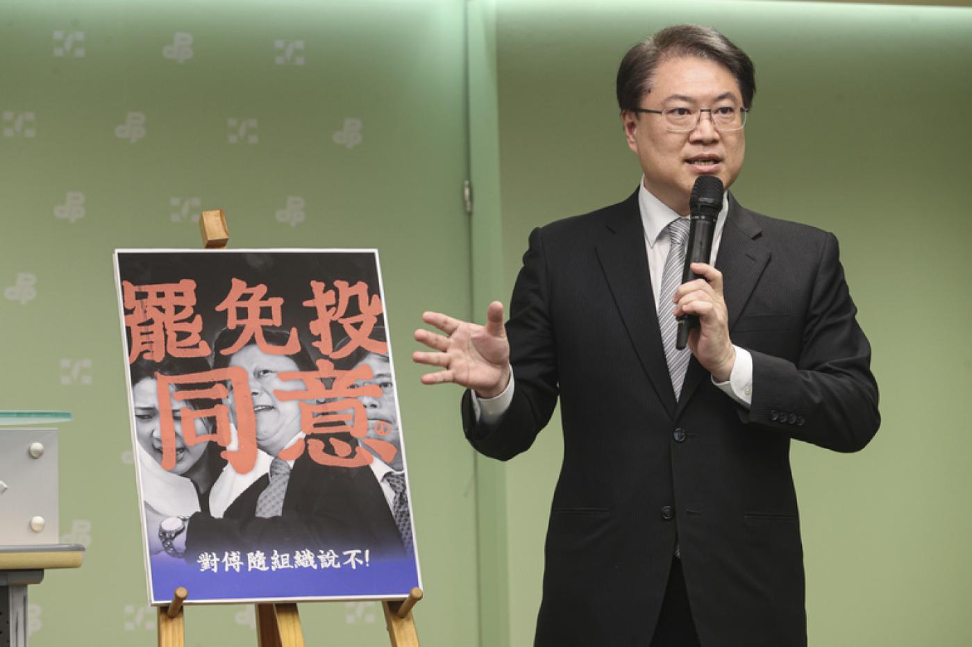 民進黨秘書長林右昌18日下午舉行「與公民同行 罷免文宣三箭」記者會，公布大罷免文宣。中央社