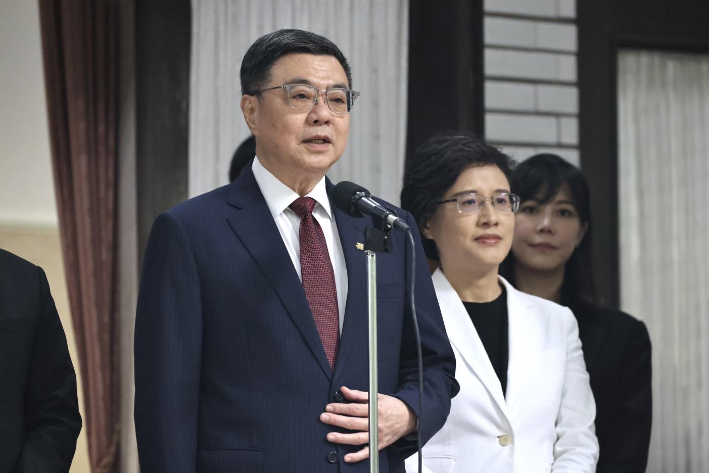 行政院長卓榮泰（前）與副院長鄭麗君（白外套）是新版忠誠考核首批受審視名單。林啟弘攝