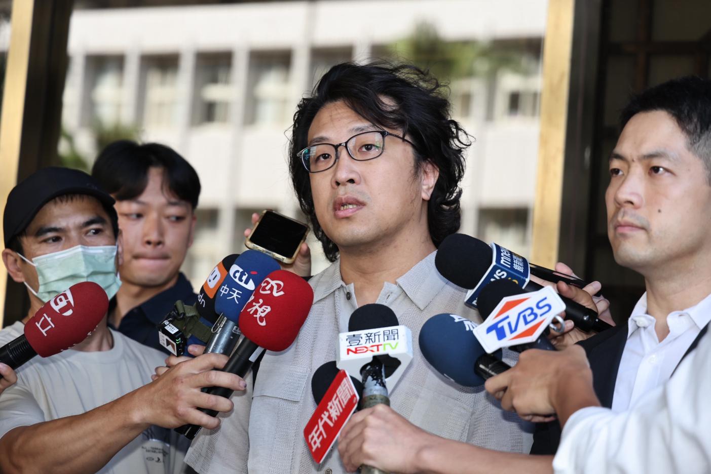 沈伯洋19日代父提告3個臉書粉專與帳戶涉嫌造謠妨害名譽。林啟弘攝
