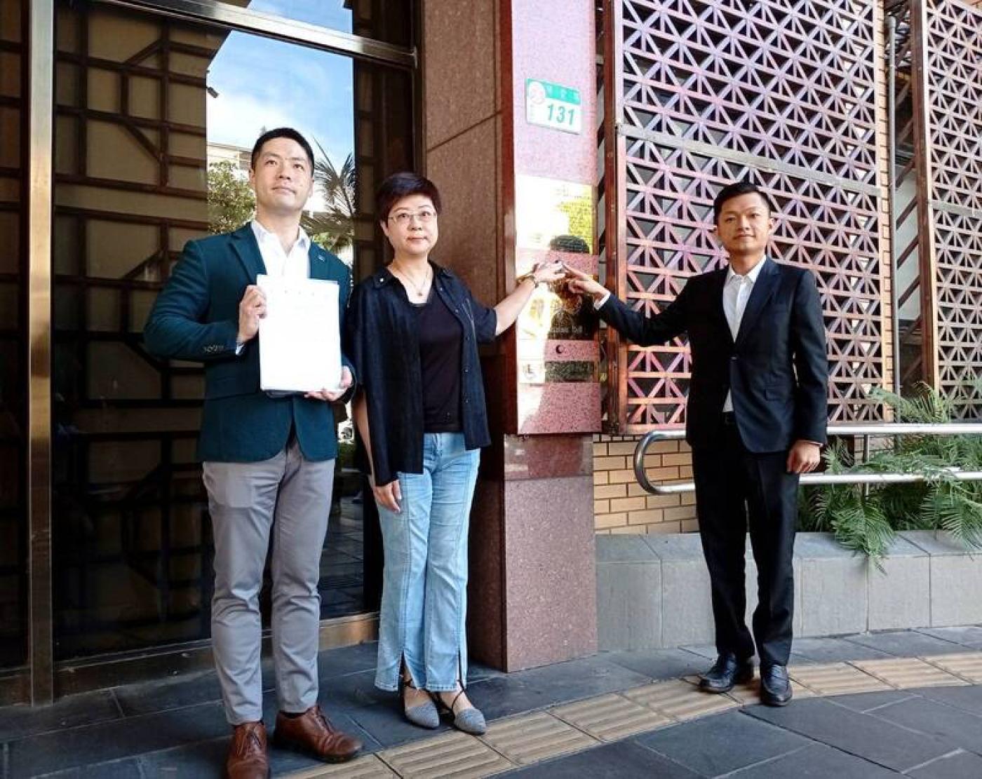 「新竹雙罷」發言人林志潔（中）、領銜人戴振博（右）與律師陳又新（左）18日到台北地檢署告發國民黨立委鄭正鈐。中央社