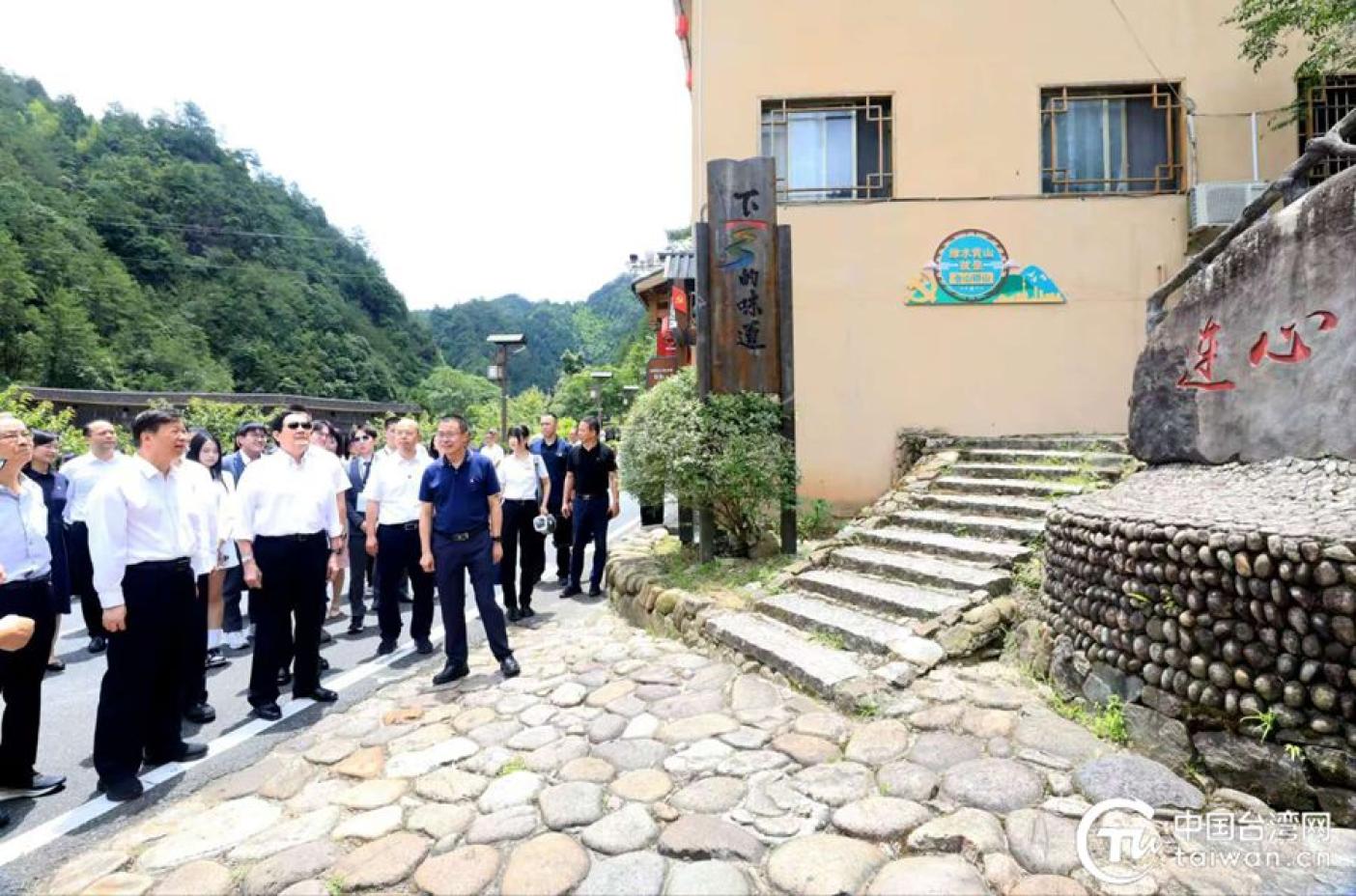 馬英九（戴墨鏡）由宋濤（左前1）陪同走訪習近平「難忘下黨主題館」。翻攝中國國台辦官網