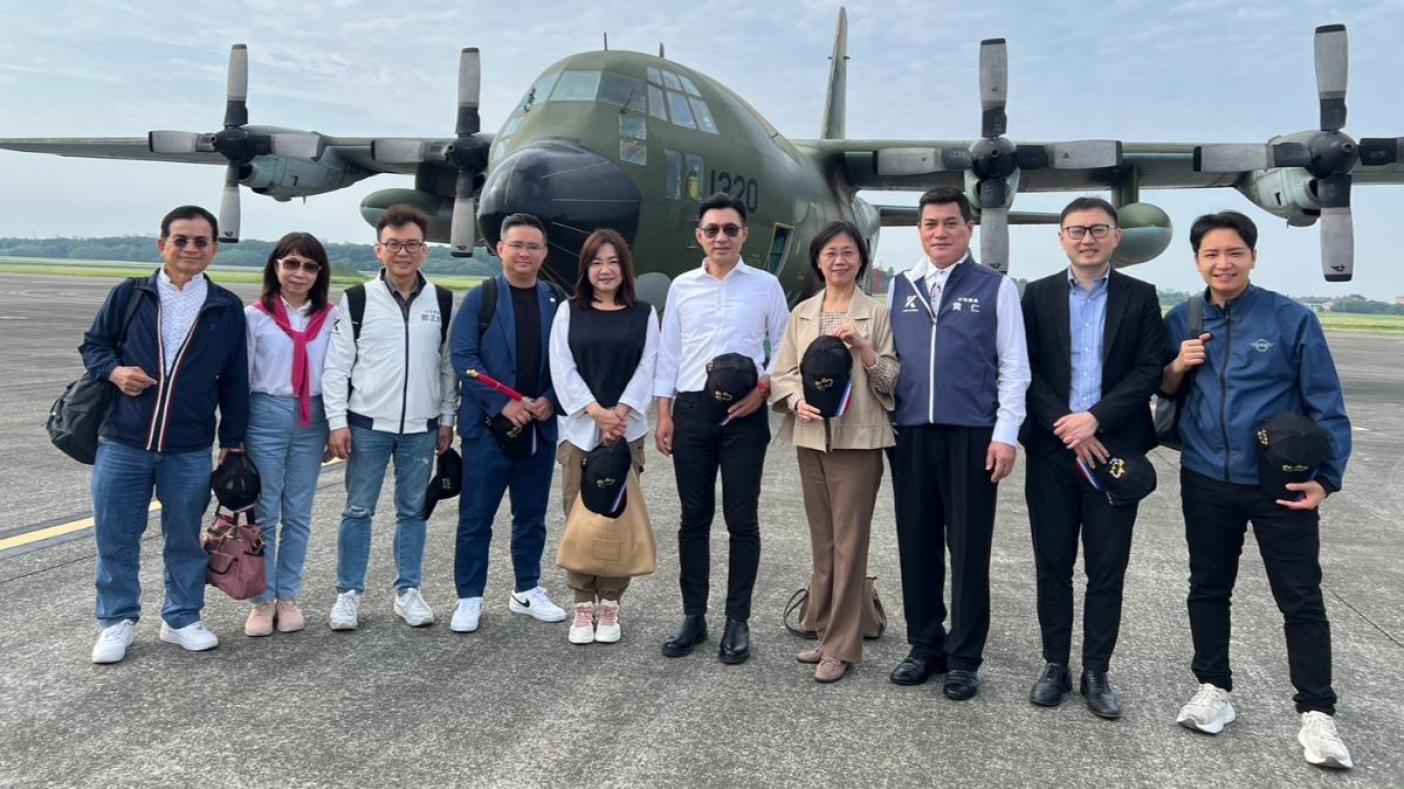 去年5月，立法院副院長江啟臣（左起6帶墨鏡）率團前往南海太平島，背後就是國軍C130運輸機。翻攝馬文君臉書