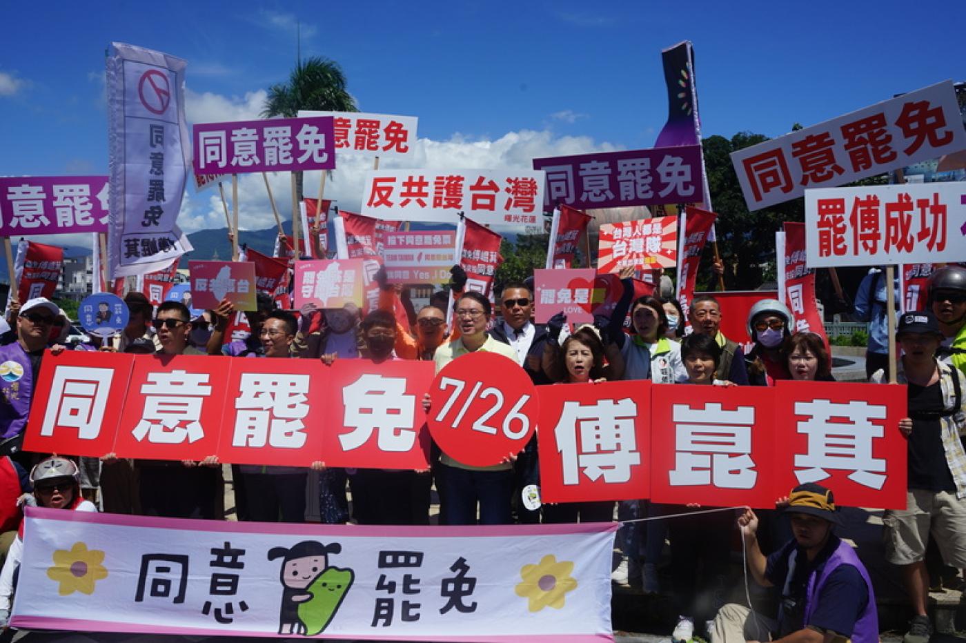 花蓮罷免傅崐萁民間團體21日上午集結以車掃行動繞行花蓮市區，民進黨秘書長林右昌（第1排右5）率黨公職力挺罷團。中央社