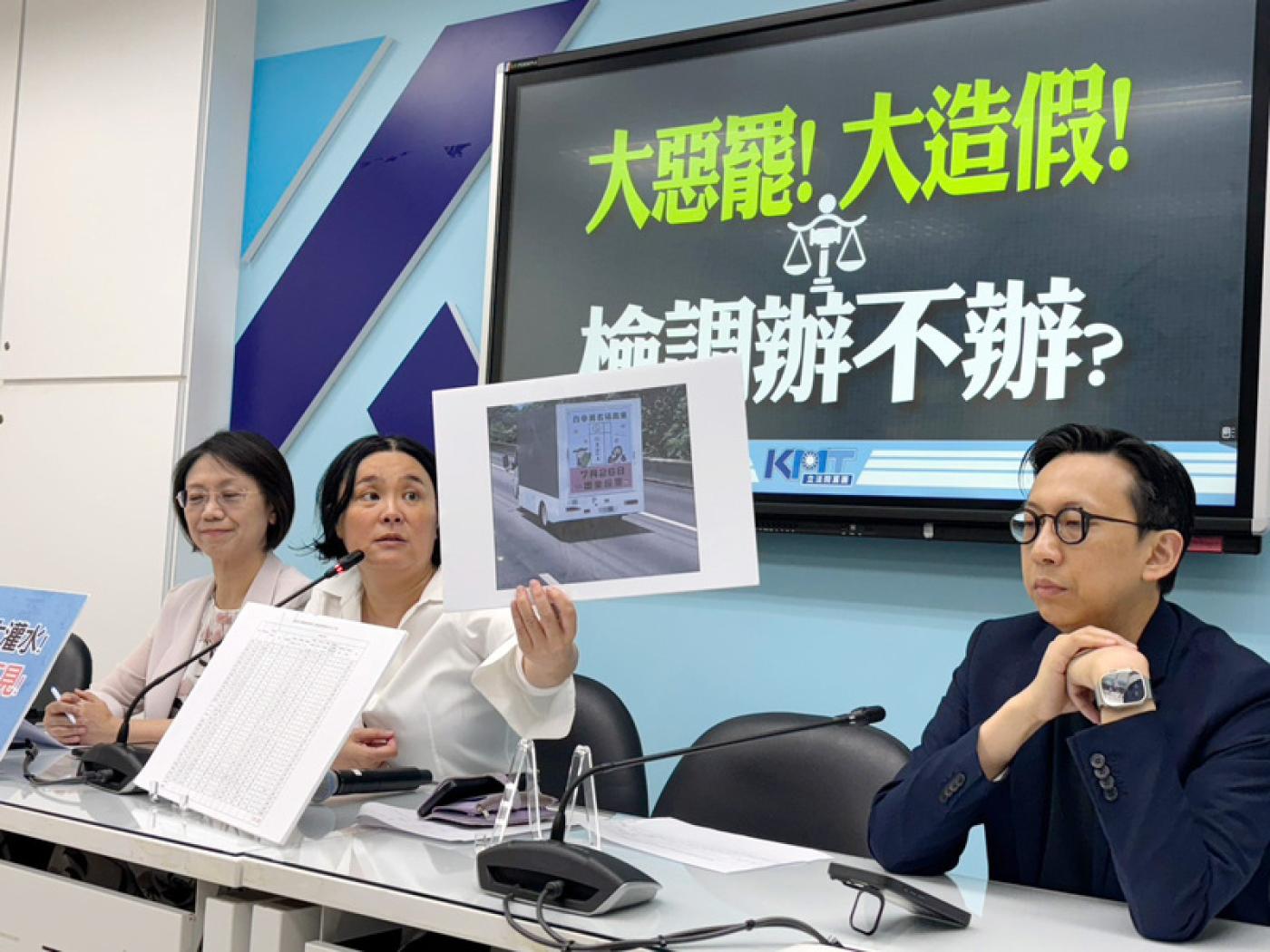 國民黨立法院黨團副書記長陳玉珍（中）、翁曉玲（左）及立委葛如鈞（右）21日舉行記者會，指出罷免二階連署的連署不合規定數量大，質疑罷團偽造文書，要求中選會立即告發。中央社