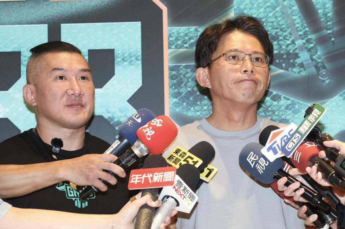 民眾黨主席黃國昌（右）應邀出席館長陳之漢主辦的健美比賽活動並接受媒體聯訪。左為網紅「館長」陳之漢。 中央社