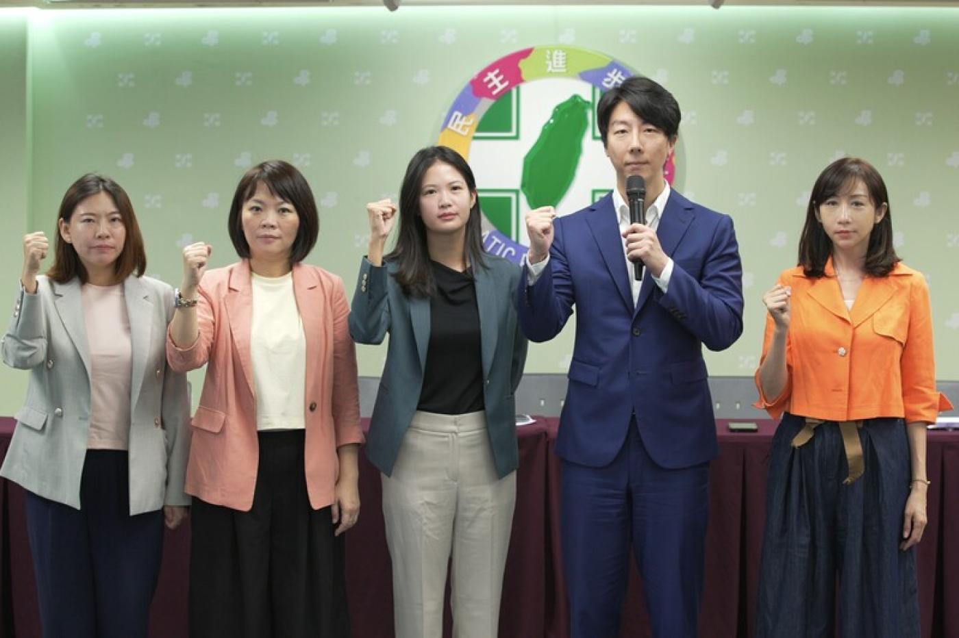 林亮君（左3灰色外套）被網民威脅，今天還是照跑行程。中央社