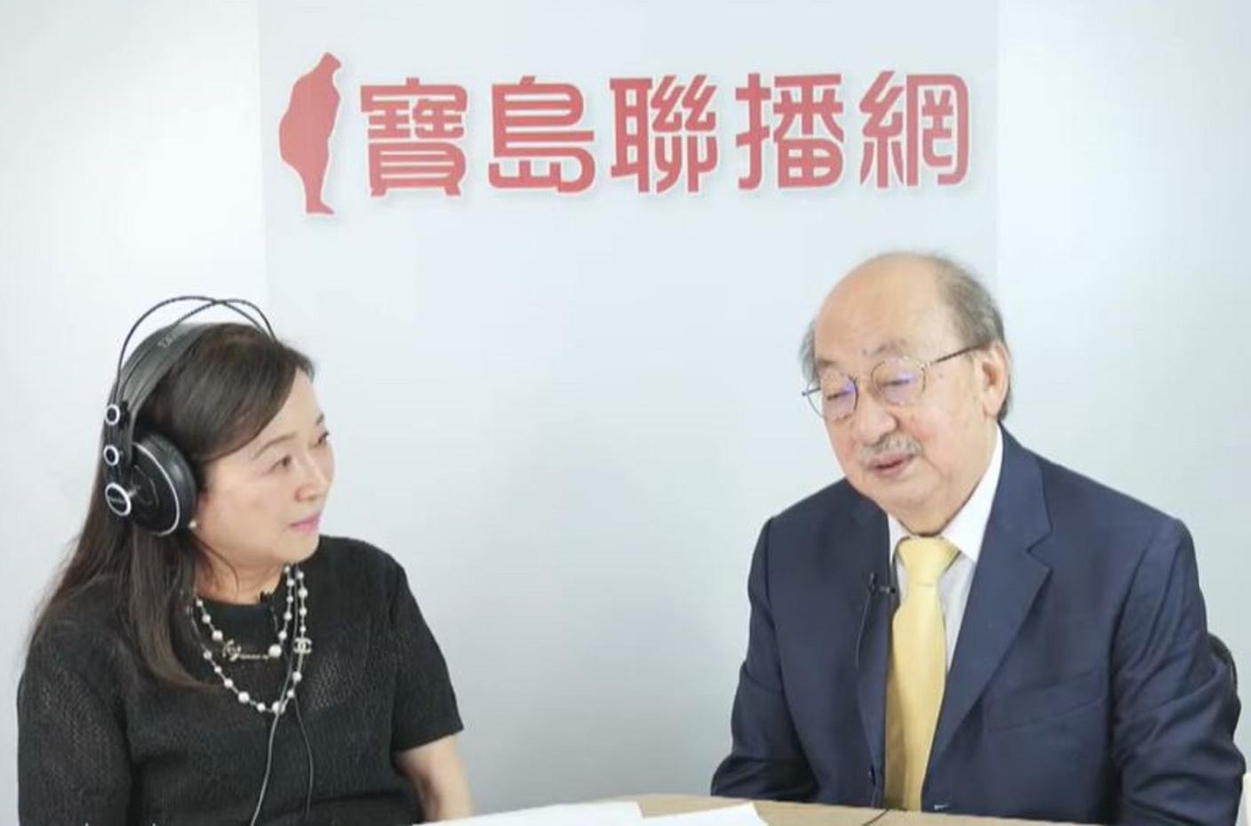 民進黨立院總召柯建銘（右）於23日接受主持人周玉蔻（左）廣播專訪，談大罷免進入三階。翻攝寶島聯播網YT頻道