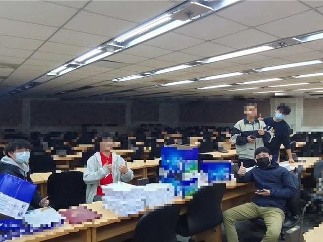 罷免李坤城領銜人宋建樑貼出的造冊照片，所有人都穿長袖，李坤城質疑這不是最新的照片。翻攝宋建樑「Threads」