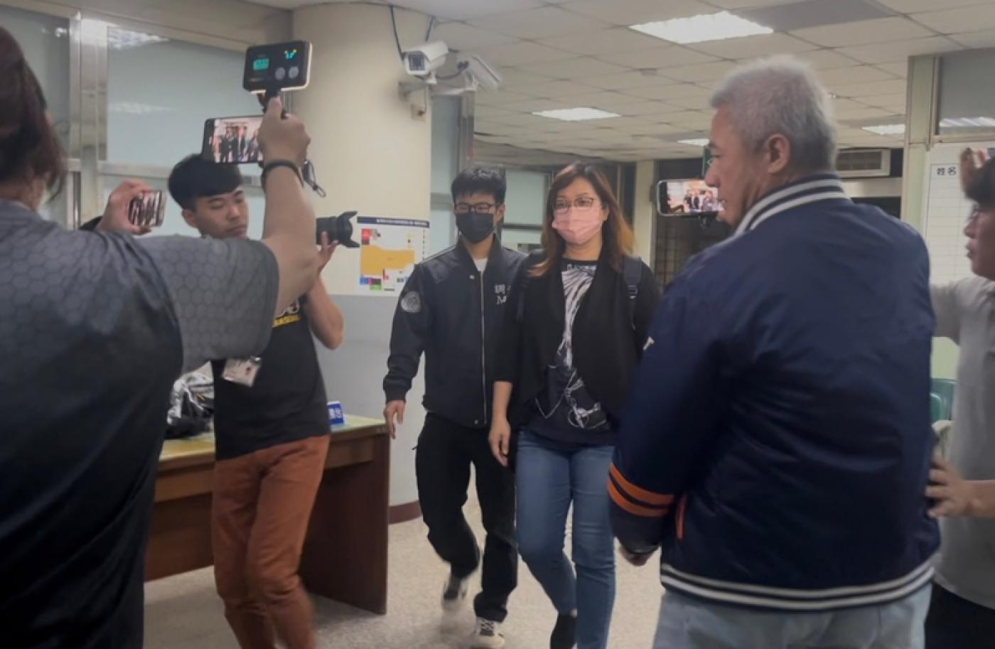 國民黨新北市黨部書記長陳貞容（右3，著牛仔褲者）涉罷綠偽造文書等罪，遭起訴。 中央社
