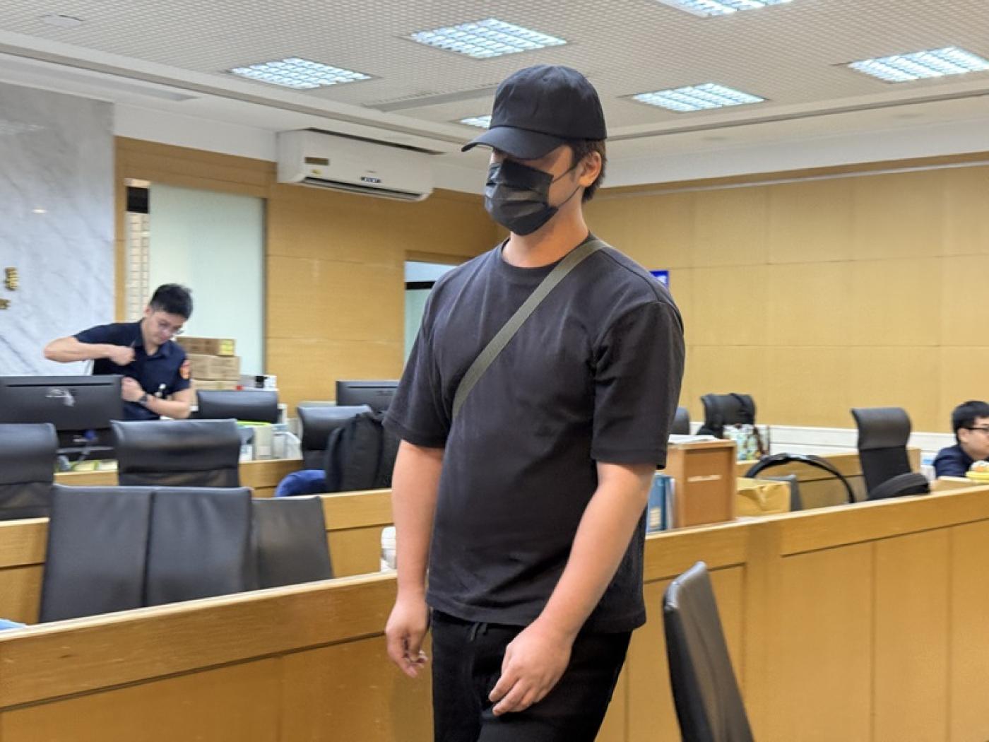 台北地檢署偵辦民進黨新北市議員陳乃瑜罷免案疑涉偽造提議書案，約談蕭姓備補領銜人（前中）等人到案說明，傍晚移送北檢複訊。中央社