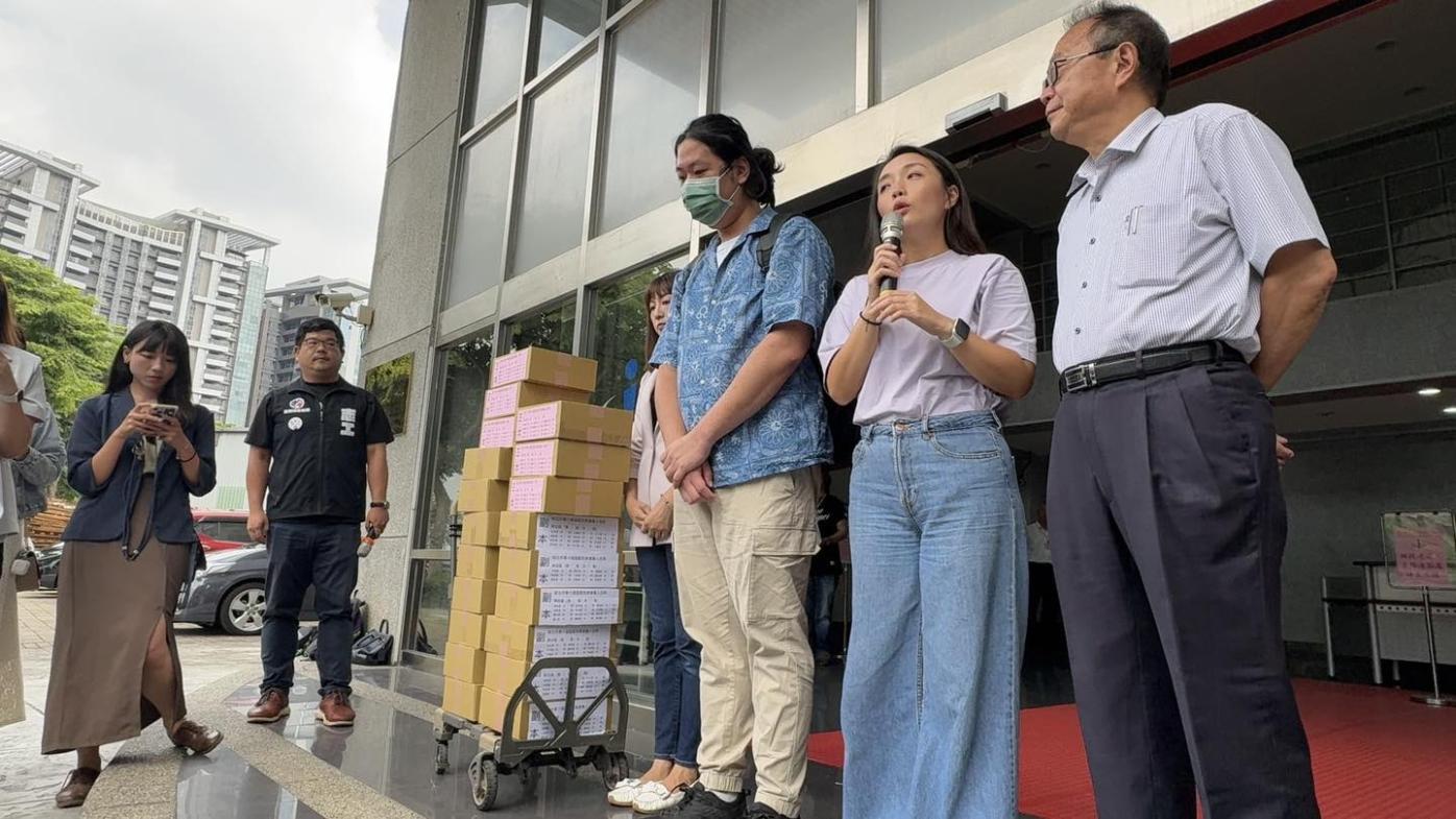 罷免國民黨立委羅明才團隊，25日到新北市選委會補送2040份連署書。翻攝「拔羅波」臉書粉專