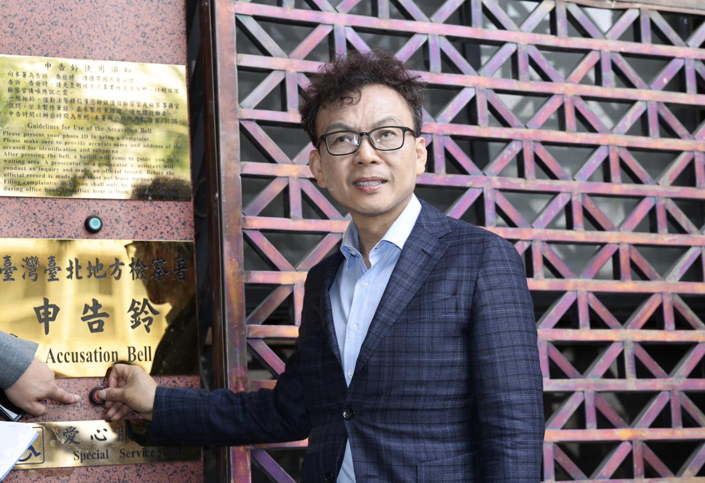 國民黨立委鄭正鈐（中）25日到北檢提告罷團抹黑。林啟弘攝