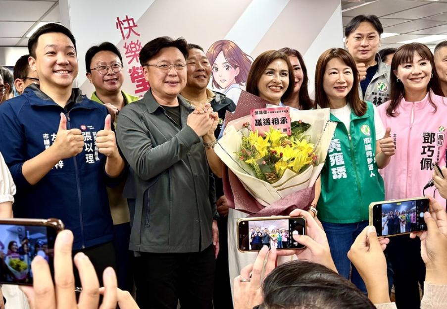 拚2026高雄市長！邱議瑩今成立競辦　趙天麟驚喜獻花祝福高票當選