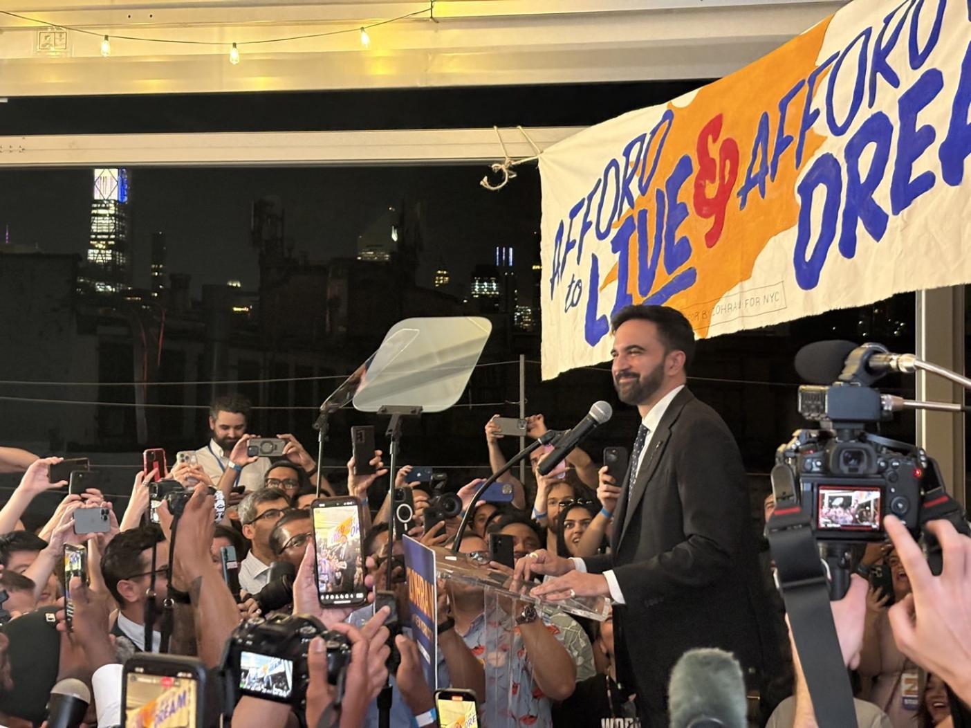 贏得民主黨內紐約市長初選後，曼達尼與支持者見面，他引用南非前總統曼德拉的話說，事情在完成之前，看起來總是不可能的。翻攝曼達尼X