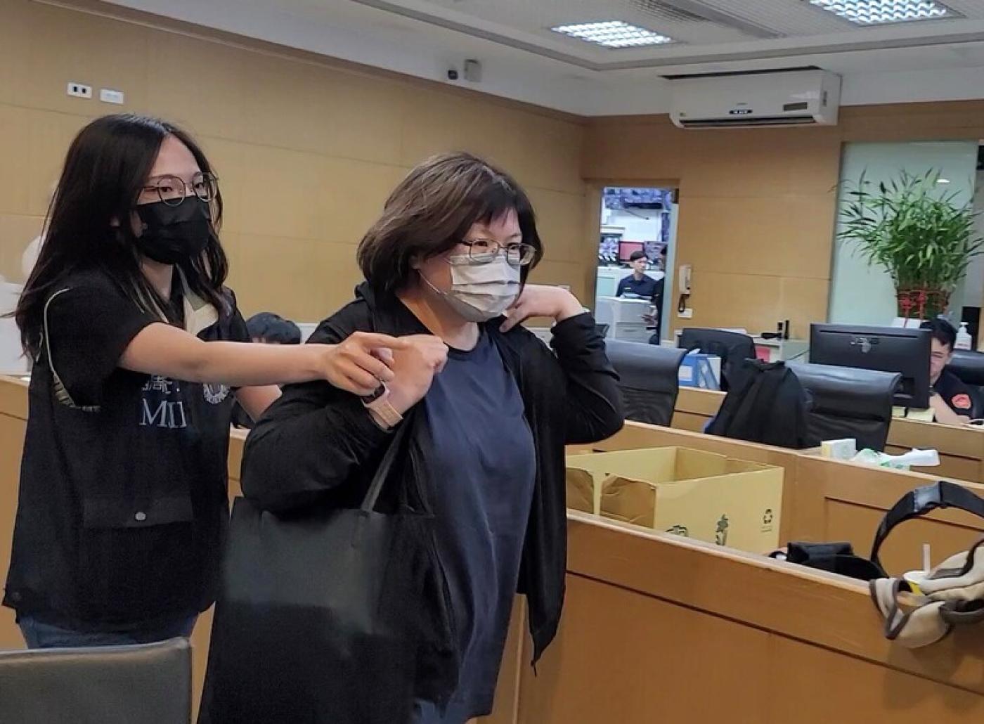 北檢偵辦民進黨原民立委陳瑩罷免案疑涉偽造提議書，25日傳喚國民黨中央黨部組發會副主委黃碧雲（前右）到案說明。 中央社