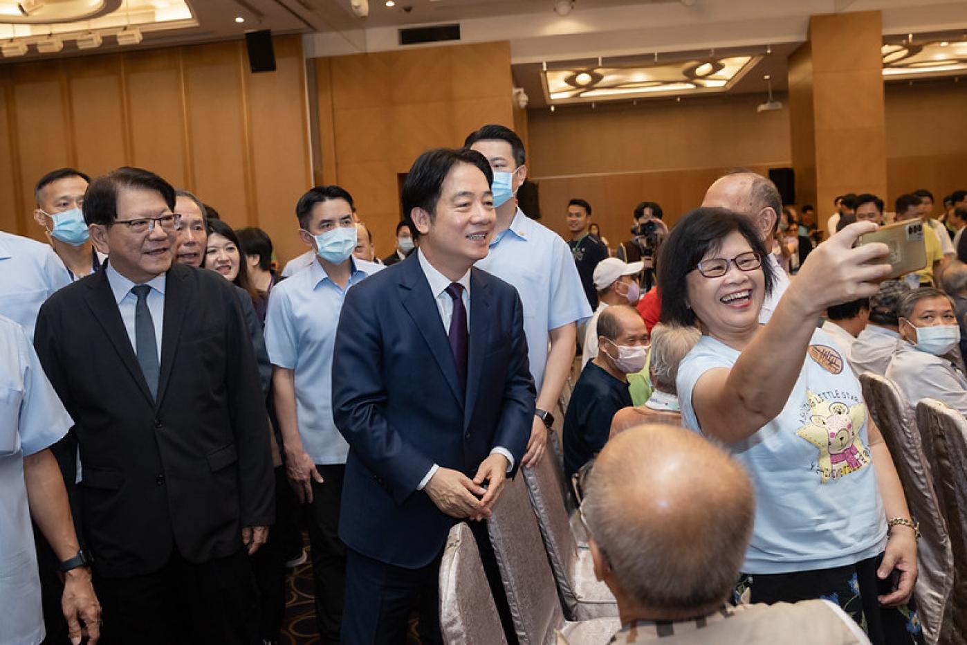 在大罷免進入投票造勢期，賴總統「團結國家十講」引起朝野空戰。總統府提供