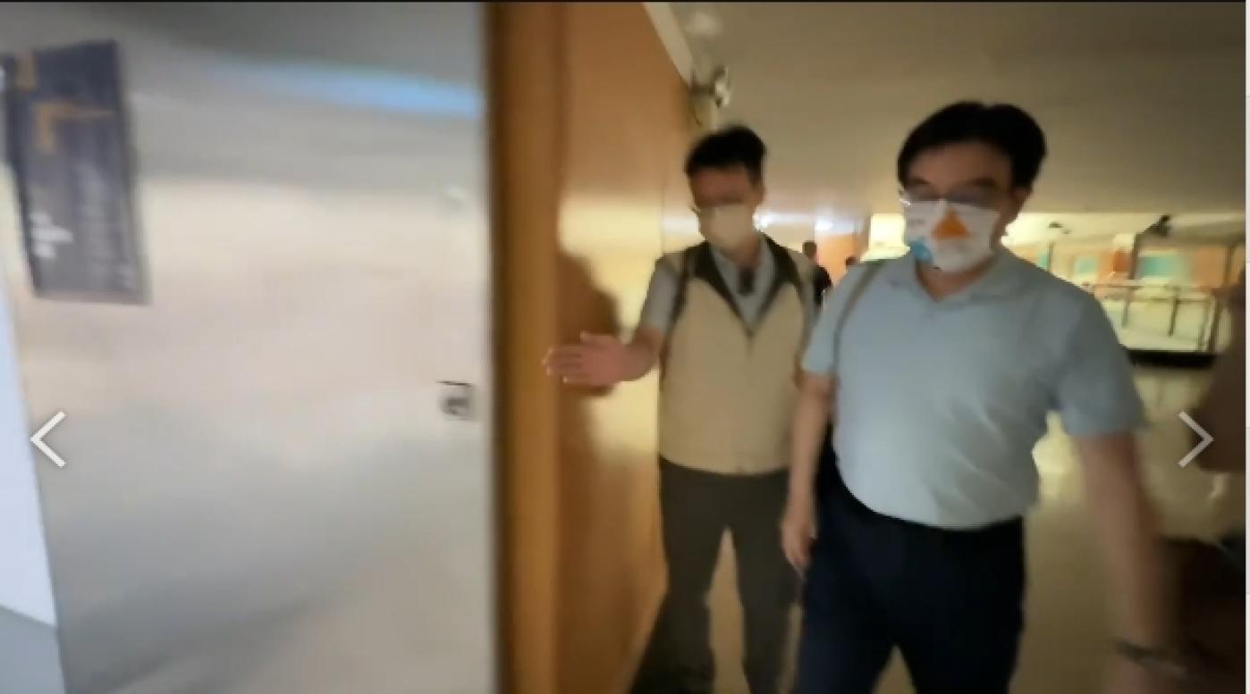 台南市政府研考會主委蒙志成（右）疑涉私用公務車、不當用主管特支費，檢調今上午發動搜索。讀者提供