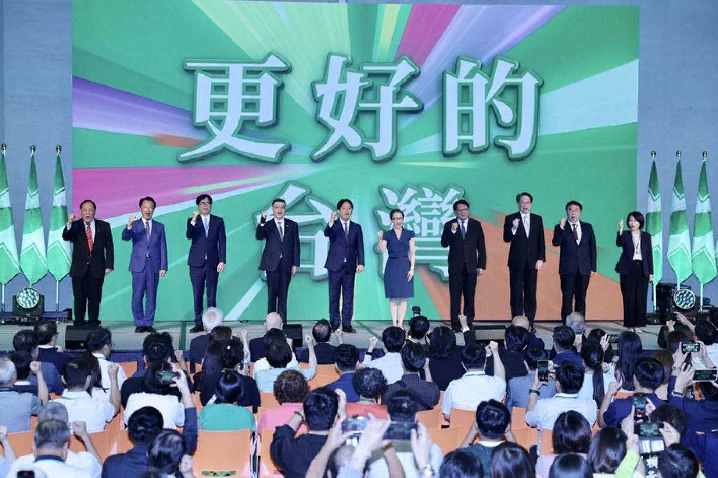 民進黨28日下午在台北舉行第21屆第2次全國黨員代表大會，總統賴清德（左5）、副總統蕭美琴（右5）及行政院長卓榮泰（左4）與黨籍縣市長在舞台上高呼口號，團結士氣。中央社